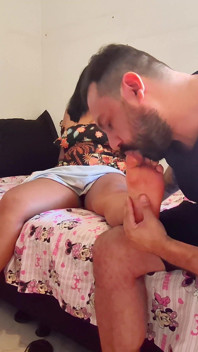 Chupando pies, coño y chupando como un bebé en tetas jugosas