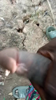 Africký chlapec masturbuje uvnitř křoví