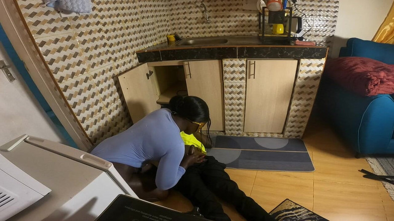 BBW queens: Azgın tesisatçı büyük götünü sikiyor