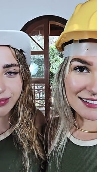 Tvrdé klobouky - dvě blonďaté pracovnice dělají na posteli na staveništi