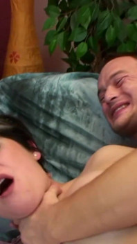Bruna dai capelli corti scopa il suo uomo
