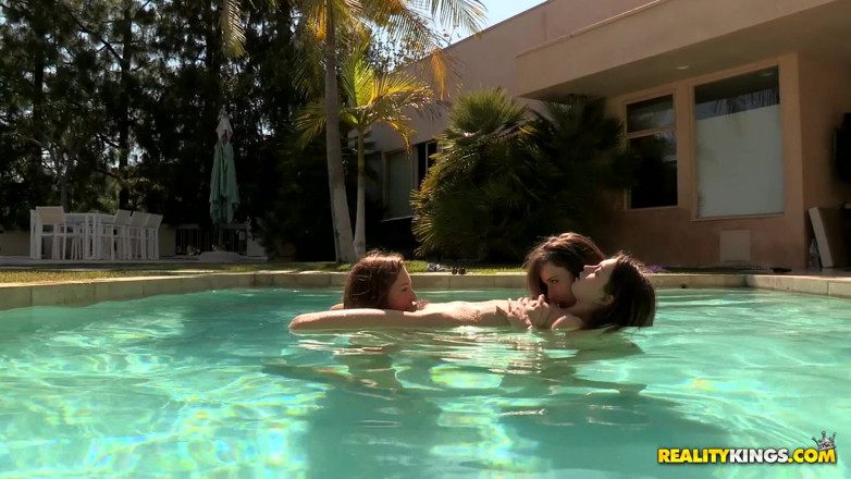 We Live Together: เราอยู่ด้วยกัน - Malena Morgan สาวสีผมบรูเน็ต Riley และ Maddy แก้ผ้าในสระน้ําเอาท์ดอร์เพื่อเลียหีเลสเบี้ยน 3 คนเปียก