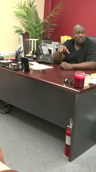 Une MILF se fait baiser par un client dans son bureau mais filme tout