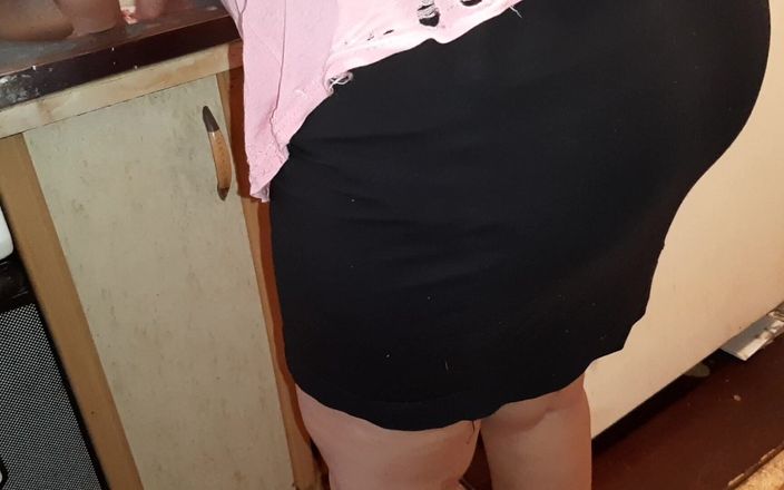 Lesbian-illusion: Ibu tiri panas saya dalam skirt mini bahkan tidak tahu...