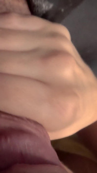 Cumslut sání ptáka a polykání mrdky u gloryhole - Fpov