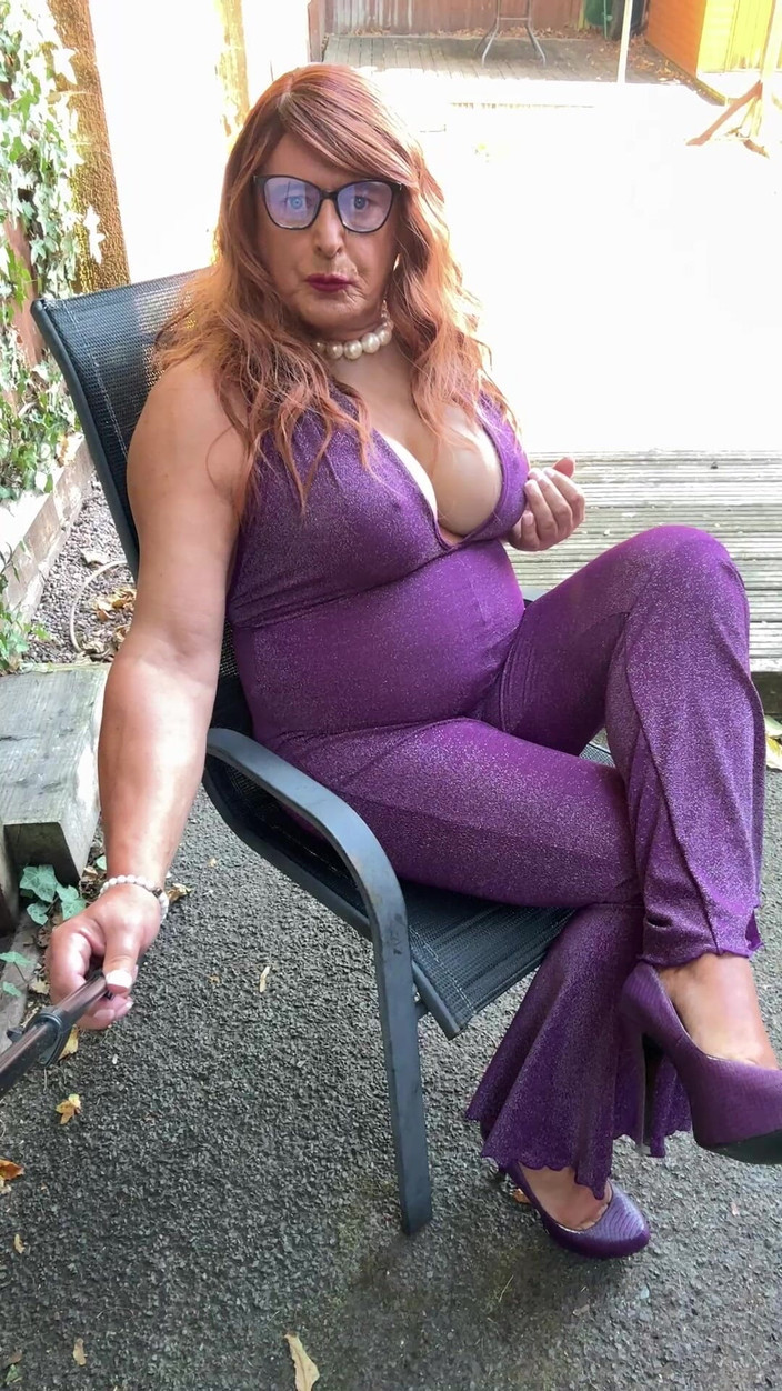 Kellycd2022: Sexy Crossdresser Kellycd2022 ve fialové kombinéze a podpatcích