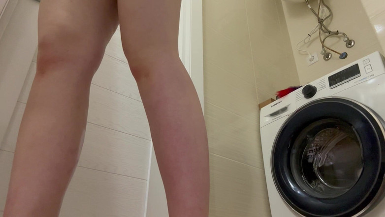 JuiceLussie: nastolatka dziewczyna natłuszcza swoje ciało i dotykaj jej dziewiczego dupka...