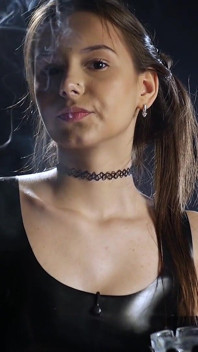 Brunettrökning i svart latexdräkt långsam sensuell scen