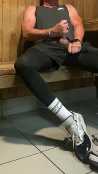 Otra carga de semen en la sauna de JockDad87