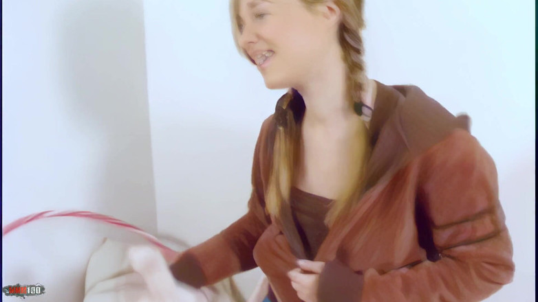 MMM100: Monica-Vera: красивая миниатюрная блондинка Monica Вера раздевается и становится горячей перед камерой