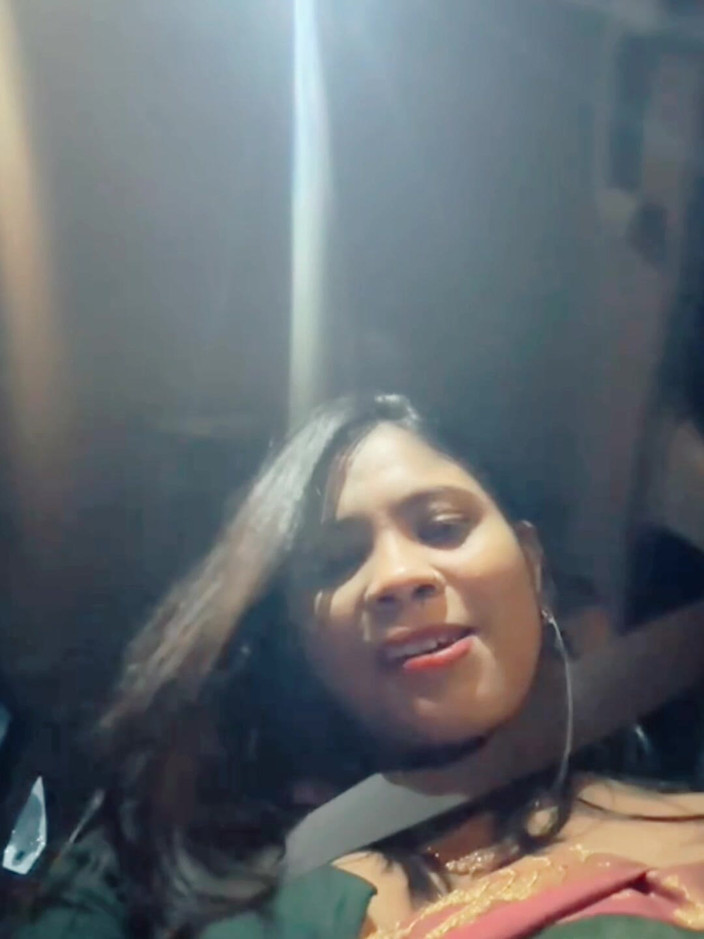 Nisha bhabhi ki chudai: Muestra grandes tetas en el auto cuando vas a conducir.