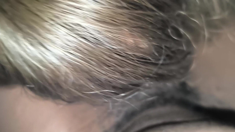 Rozebell: Potřebuje být dobrá sissy a jít na kolena a vyčistit...