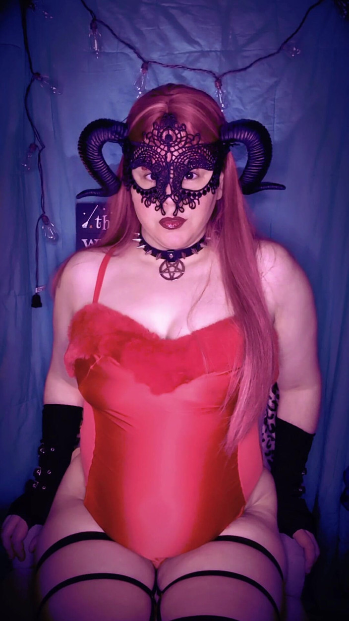 Davina Donna: Demoníaca mostrando os peitos do batom