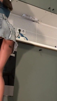 Dua awek raver panas miang yang cantik dan miang dalam skirt denim dan skirt mini lateks berkongsi dapur yang sama
