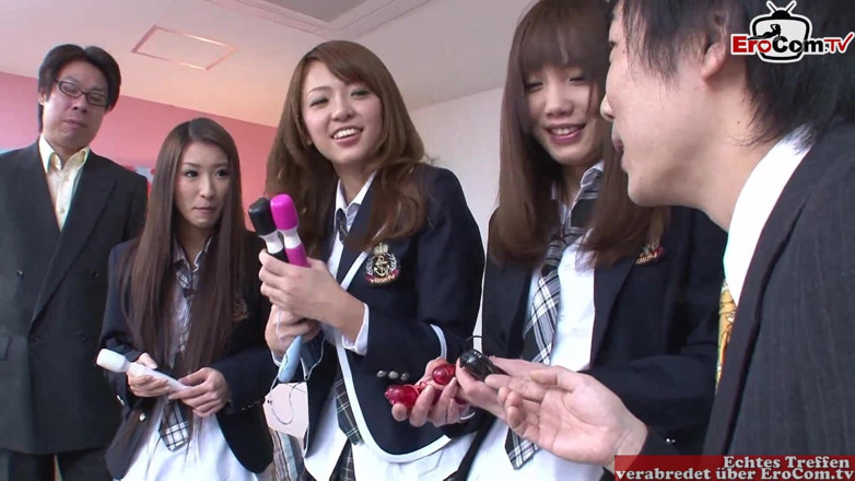 EroCom: Gangbang inverso con chicas japonesas