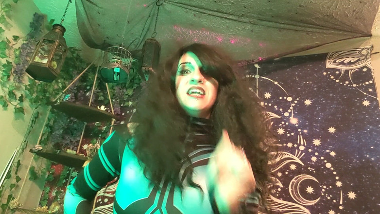 Geeky Femdom: Hela menghancurkan Captain America