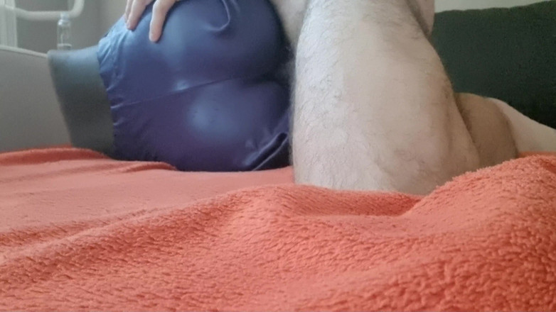 Naxy: Gozando na bunda de couro