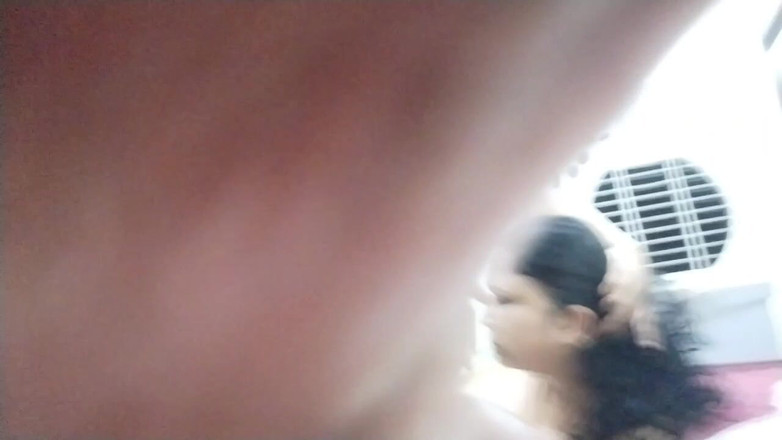 Harikababy: भारतीय आंटी युवा लड़के का लंड चूस रही है