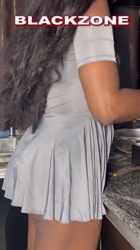 Ea este de gătit în bucătărie, am venit crease corpul ei în timp ce ea mănâncă
