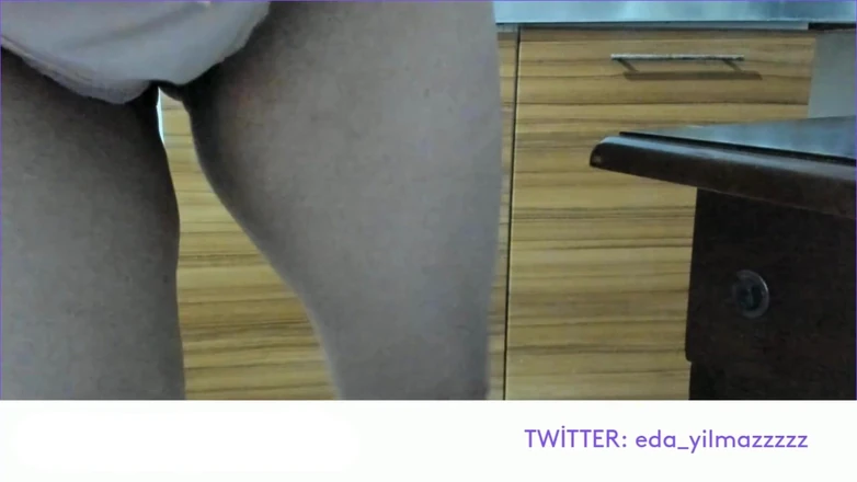 turk_milf_porno: Pieściłem moją cipkę stołem