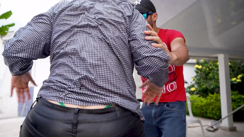 Lalucero: お尻とエッチなメイドは、家に一人でいるときに上司を誘惑し、セックスする機会を利用します