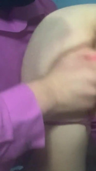 Svázaný manžílek si dominuje její kundičce a dává jí malý výprask, který si zaslouží