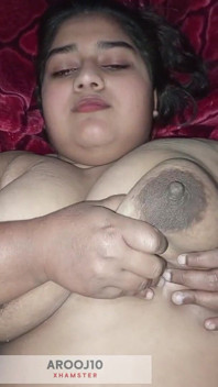 Geiles desi-mädchen mit massiven natürlichen brüsten, solo-vergnügen-video