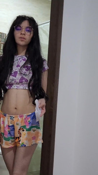 bella donna viene scopata nel bagno della sua casa contro il muro, bella donna dalla pelle bianca