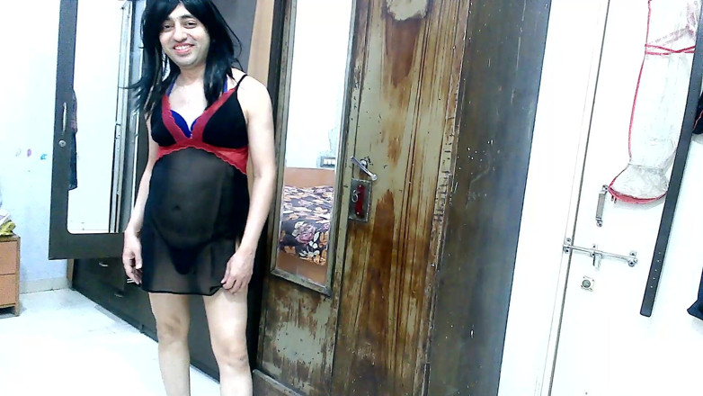 Cute & Nude Crossdresser: Femboy, tapette travestie super sexy en lingerie rouge et noire.