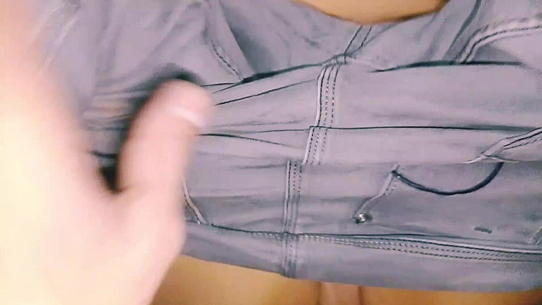 Aizzee: 火辣丰满的妻子在她的丈夫不在时乱搞年轻男人