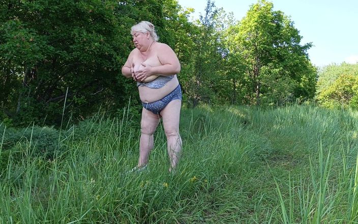 Zona901: La fidanzata si spoglia al parco e piscia davanti a...