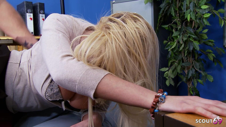 Full porn collection: Loira peituda milf Stacey fodida duro por chefe na mesa