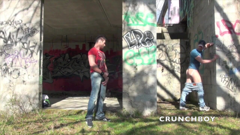 Crunch Boy: Dos chicos sexys follan en lugar discreto al aire libre