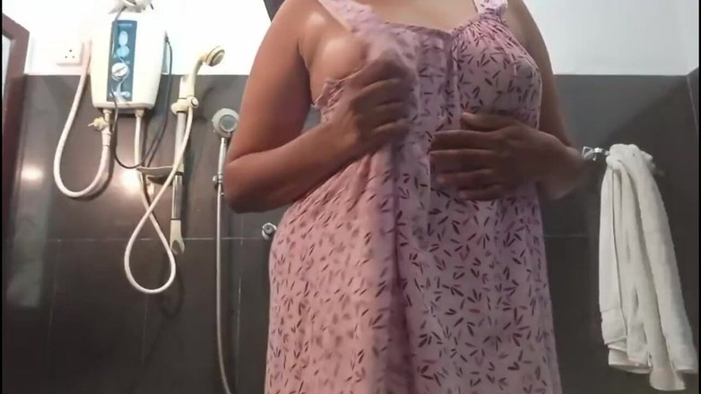 Miya White: Desi Anne nago pod prysznicem