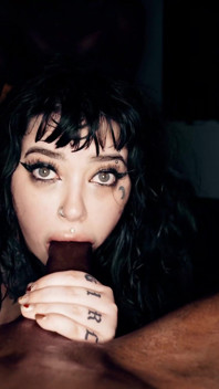 Docce dorate, rimming, creampie e facciali per la mora tatuata formosa