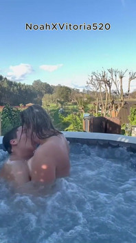 ホットなブロンドのミルフとホットタブで屋外セックス - ジャグジー