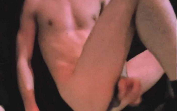 Hotgaylittleass: Twink wordt wakker en wil een pik en stopt zijn...