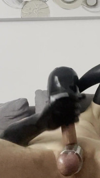 Masturbace v latexu