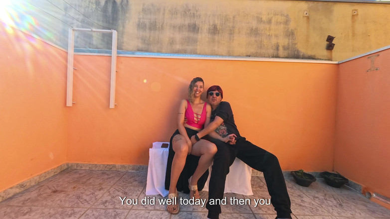 Gabi SweetCouplesStories: Lelaki buta bersembang pada hari bertuah duduk di tempat awam.