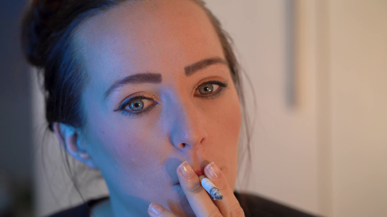 Alicia Robertz: Gros plan sensuel, fumer avec une petite nana