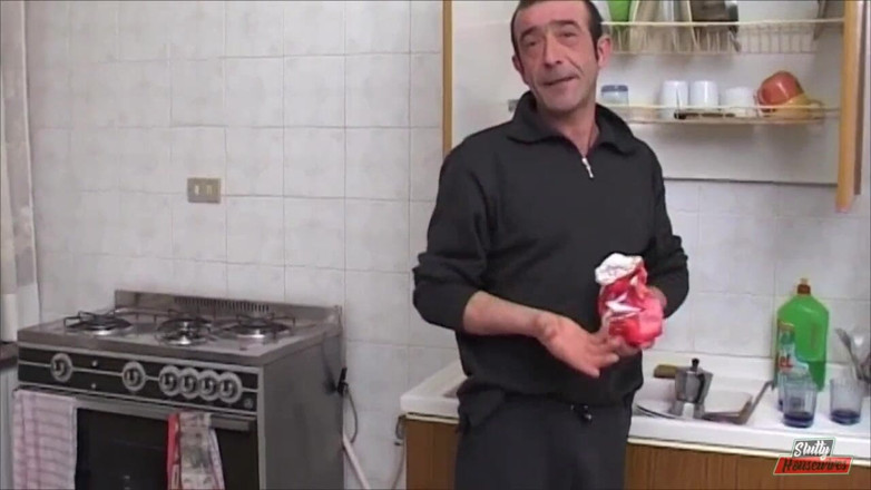 Vere Casalinghe Italia.: Si masturba in macchina prima di farsi scopare da un...