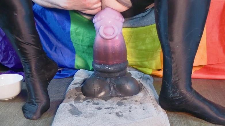 DaddyBigToys: 私の武器の中で最も太いおもちゃに乗って、自分自身をオーガズムでストレッチする