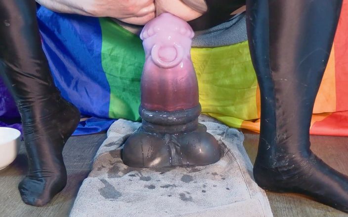 DaddyBigToys: Cavalco il giocattolo più grasso del mio arsenale e mi...