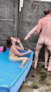 Fiesta en la piscina con hermanastras traviesas