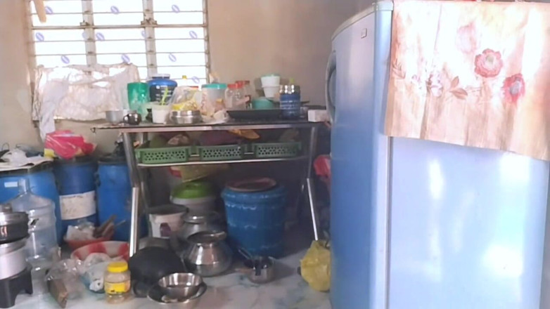 Fantacycutting: Dia pergi ke rumah teman wanita kawannya, mengongkek awek seksi...
