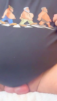 Un Ventre Géant Et Des Seins D’homme Avec Un Gros Concombre Magnifique