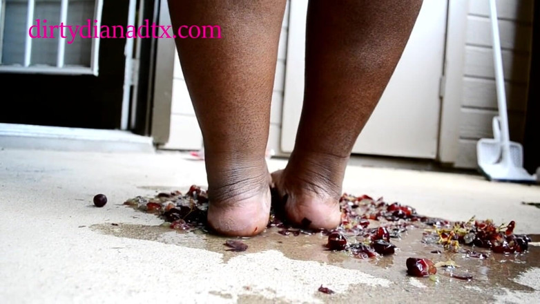 Dirty Diana Fetishes: डर्टी डायना फ्रूट मुंहतोड़ 1