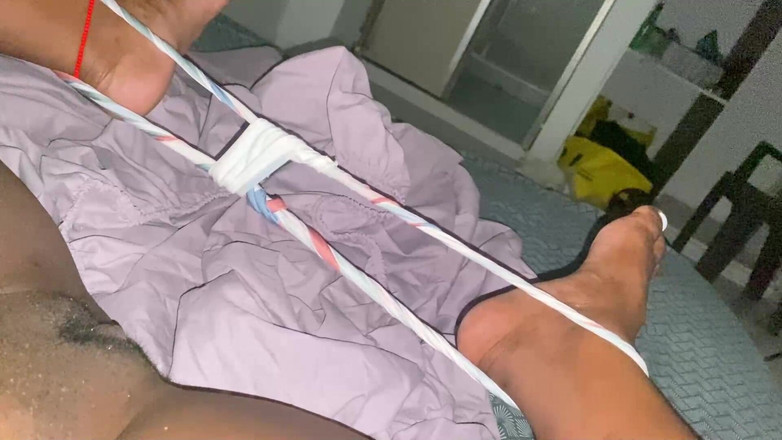 omairaberbatov: Vecina îmi trimite un videoclip masturbându-mă noaptea când soțul ei nu...