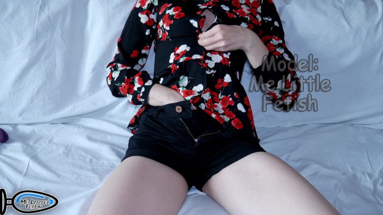 Me_little_fetish: Une demi-sœur sans soutien-gorge sous son chemisier montre comment des...