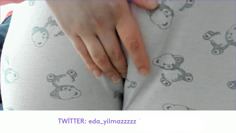bigass_sexy_bigboobs: PAJAMA SI MASTURBA- STROFINANDO LA FIGA CON IL PIGIAMA